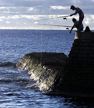 Dos nauruanos pescando. (Foto: AFP) Dos nauruanos pescando. (Foto: AFP)