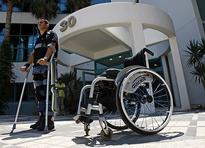 Radi Kaiof en pie junto a su silla de ruedas gracias a 'Rewalk'. (Foto: Reuters) Radi Kaiof en pie junto a su silla de ruedas gracias a 'Rewalk'. (Foto: Reuters)