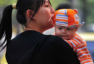 Una mujer lleva a su hijo a un hospital de Pekín. (Foto: Frederic J. Brown | AFP) Una mujer lleva a su hijo a un hospital de Pekín. (Foto: Frederic J. Brown | AFP)