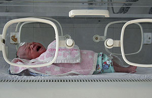 Un recién nacido recibe cuidados en un hospital de China. (Foto: Reuters)