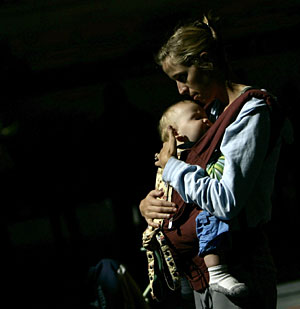 Una madre abraza a su hijo. (Foto: Carlos Barria | Reuters)