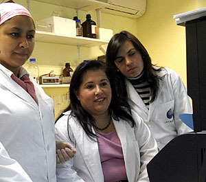 Científicas de los laboratorios de investigación del Hospital Regional Carlos Haya de Málaga.