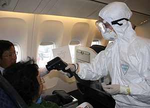 Sanitarios protegidos examinan a pasajeros procedentes de México en el aeropuerto de Shangai (Foto: Getty Images | Zhao Yun) Sanitarios protegidos examinan a pasajeros procedentes de México en el aeropuerto de Shangai (Foto: Getty Images | Zhao Yun)