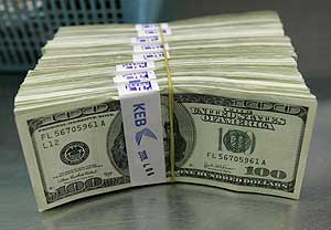 Fajos de dólares en un banco. (Foto: Reuters)
