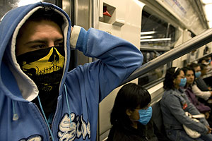 Varios pasajeros se protegen en el metro de México. (Foto: Reuters)