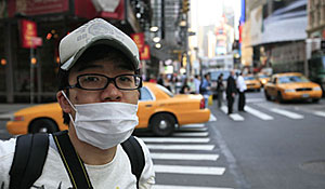 Un joven se protege con una mascarilla en Nueva York. (Foto: AP)