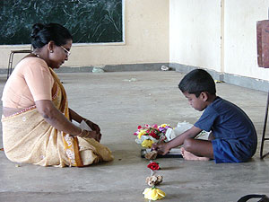 Terapia de exposición narrativa en una escuela de Sri Lanka. (Foto: Claudia Catani)