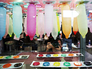 Exposición de condones en Pekín (Foto: AFP)