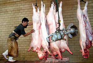 Un empleado en una compañía procesadora de carne de cerdo en México. | Efe Un empleado en una compañía procesadora de carne de cerdo en México. | Efe