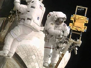 Varios astronautas junto al telescopio Hubble. (Foto: REUTERS) Varios astronautas junto al telescopio Hubble. (Foto: REUTERS)