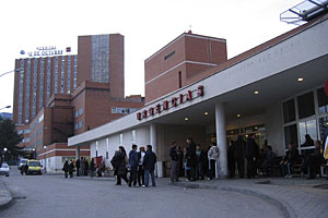 Entrada de urgencias del Hospital madrile&ntilde;o 12 de Octubre. (Foto: Diego Sinova)