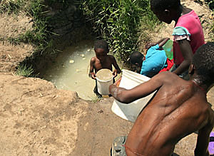 Uno de los principales problemas de Zimbabue es el suministro de agua. (Foto: AP)