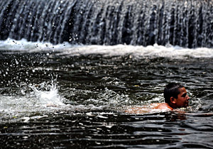 Un niño se refresca nadando. (Foto: AFP | Dimitar Dilkoff)