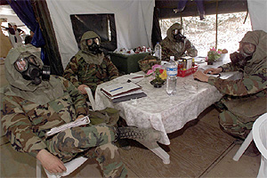 Soldados estadounidenses con máscaras de gas, descansan en una base militar (Foto: Héctor Mata) Soldados estadounidenses con máscaras de gas, descansan en una base militar (Foto: Héctor Mata)