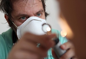 Un médico examina a un paciente protegido con mascarilla (Foto: AFP | Richard Bouhet) Un médico examina a un paciente protegido con mascarilla (Foto: AFP | Richard Bouhet)