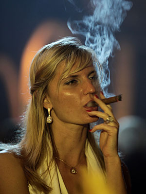 Una mujer fumando un puro. (Foto: Javier Galeano | AP)