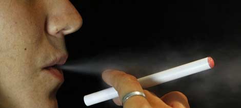 Una mujer fumando un 'e-cigarrillo'. | Fernando de Haro.