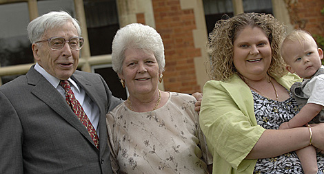 Edwards posa con la primera 'niña probeta', Louise Brown, junto a su madre y su hijo. | Foto: AFP