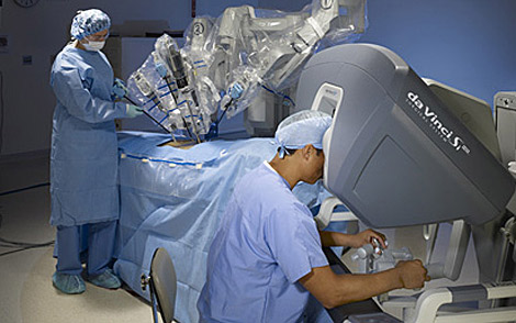 Un robot en el quirófano en una imagen de archivo. | Foto: Hospital de Madrid