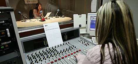 Actividad en una emisora de radio. | Ricardo Cases