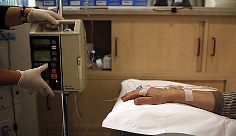 Un paciente recibe un ciclo de quimioterapia.| AP | Jae C. Hong