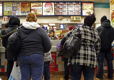 Dos mujeres con sobrepeso, en un restaurante de comida rápida. | Reuters