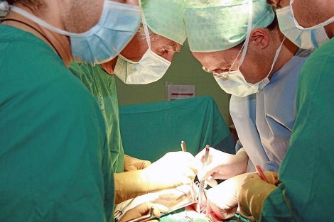 Un equipo médico interviene en un quirófano. | El Mundo