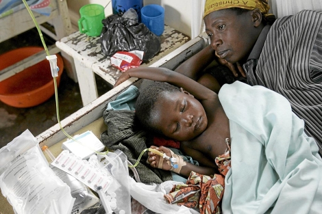 Una madre junto a su hija, enferma de malaria.| Ap/Karel Prinsloo