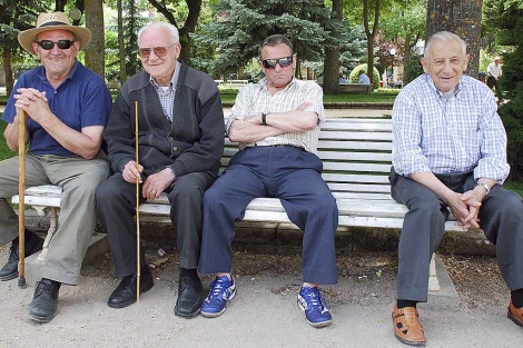 Un grupo de jubilados sentados en un banco.| Ical