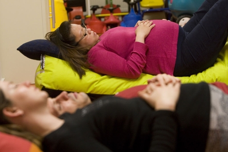 Dos mujeres embarazas, en clases de preparación al parto. | Reuters