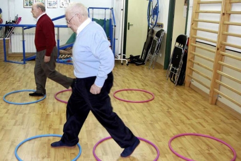 Pacientes con Parkinson en una sesión de fisioterapia. | El Mundo