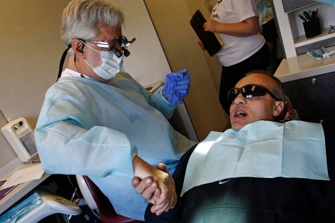 Un dentista atiende a un paciente.|Jim Young | Reuters