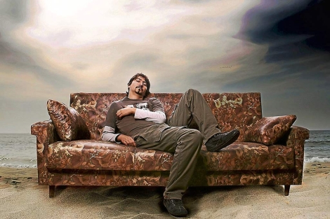 Un joven recostado en un sofá. | Joel Calheiros