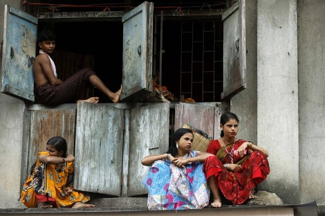 Varias prostitutas indias en una calle de Mumbai. | Reuters