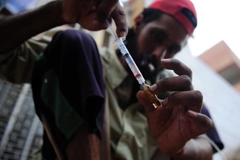 Un pakistaní prepara una jeringuilla de heroína. | Afp
