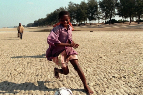 Un niño juega en una playa de Maputo (Mozambique). | El Mundo
