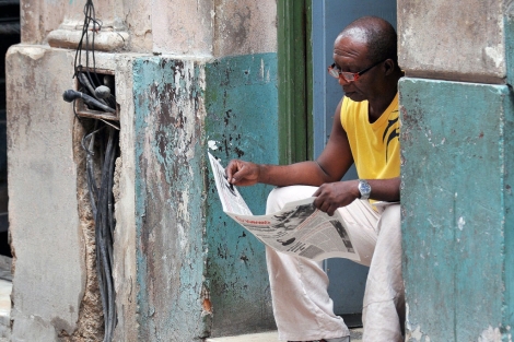 Leyendo el 'Granma' en las calles de La Habana. | Alejandro Ernesto