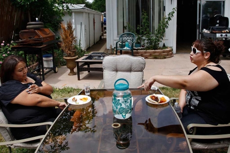 Dos mujeres con sobrepeso en el jardín de su casa.| Rick Wilking | Reuters
