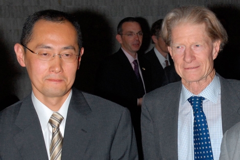 Yamanaka y Gurdon, en un simposio celebrado en Tokio en 2008.| Reuters