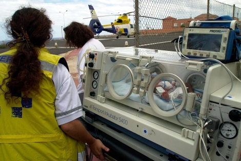 Un bebé es trasladado desde Puerto del Rosario hasta Las Palmas en avión medicalizado.| Efe
