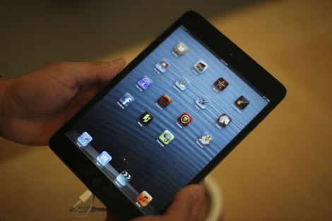 Un hombre sujeta un iPad mini durante su lanzamiento. | Reuters