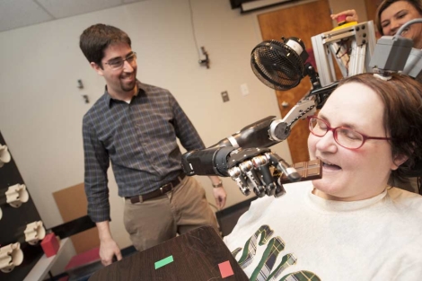 La paciente demuestra cómo utiliza su prótesis. | Reuters | University of Pittsburgh