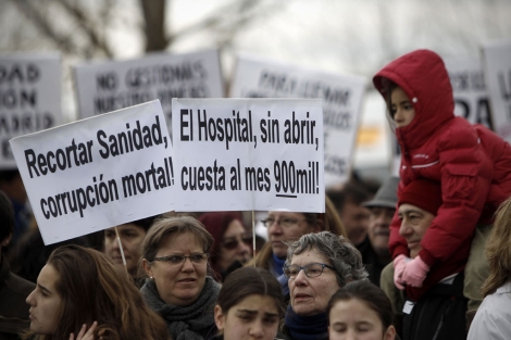 Manifestación frente al hospital de Collado Villalba, sin inaugurar todavía. | Alberto di Lolli