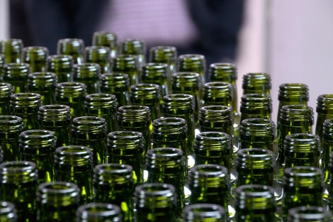 Cientos de botellas a la espera de ser llenadas con aceite de oliva.| Manuel Cuevas