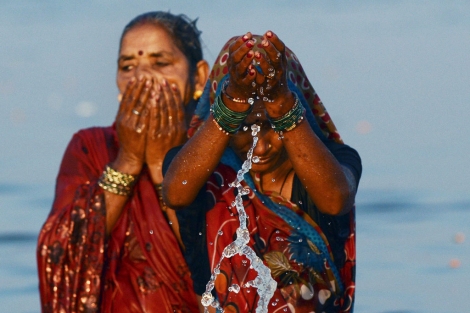 Mujeres hindúes peregrinan a orillas del río Ganges. | Afp