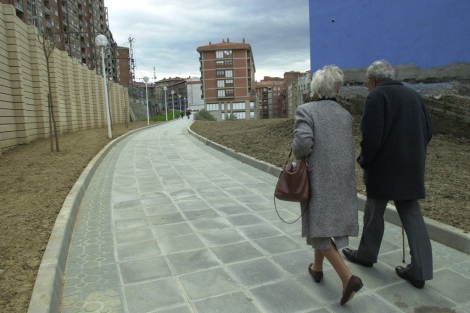 Una pareja de ancianos pasea por una calle de Bilbao. | Mitxi