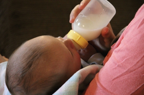 Un bebé toma leche extraída por su madre. | Nationwide Children's Hospital