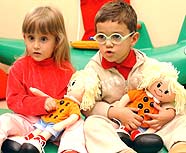 Imagen de unos niños jugando con Braillín