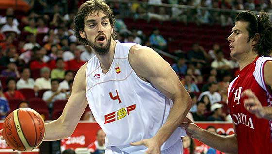 Pau Gasol, ante la defensa de Loncar. (Foto: EFE) Pau Gasol, ante la defensa de Loncar. (Foto: EFE)