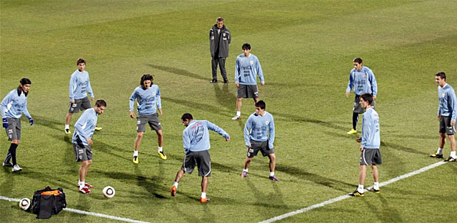 Tabárez presencia el entrenamiento de sus jugadores. | Efe